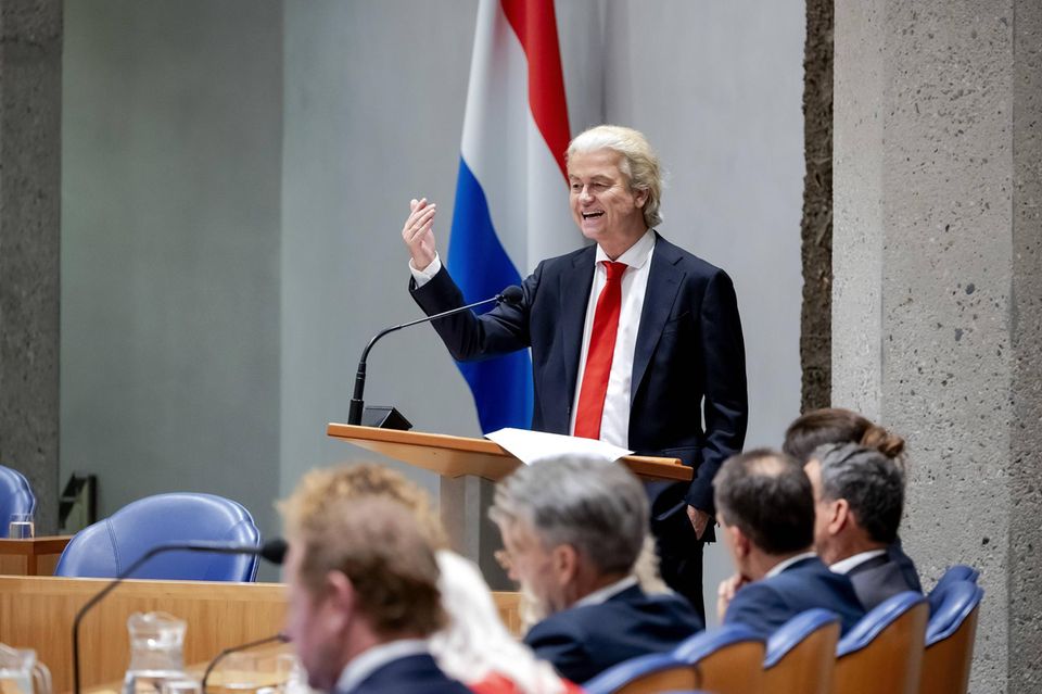 Die Asylkrise hat in den Niederlanden 2023 zu einem Rechtsruck geführt. Eigentlich hätte das Land erst 2025 ein neues Parlament wählen sollen. Im Juli 2023 zerbrach aber die Koalition von Mark Rutte am Nachzug von Angehörigen von Flüchtlingen. Bei der vorgezogenen Neuwahl wurde die Partei für die Freiheit (Partij voor de Vrijheid, PVV) des Rechtspopulisten Geert Wilders (Bild) zur Siegerin gekürt. Sie konnte ihr Ergebnis mit knapp 24 Prozent mehr als verdoppeln. Ministerpräsident wurde Wilders jedoch nicht, allerdings ist seine Partei erstmals an der Regierung beteiligt.
