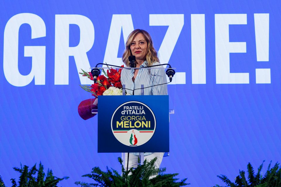 Vorzeitige Neuwahlen führten auch 2022 in Italien zu einem Rechtsruck. Giorgia Melonis (Bild) oft als „postfaschistisch“ bezeichnete Partei Fratelli d’Italia (Brüder Italiens, FdL) hatte bei den vorherigen Parlamentswahlen 2018 rund vier Prozent der Stimmen geholt. Vier Jahre später wurde sie mit 26 Prozent stärkste Kraft und bildete um die neue Ministerpräsidentin Meloni ein Rechtsbündnis. 