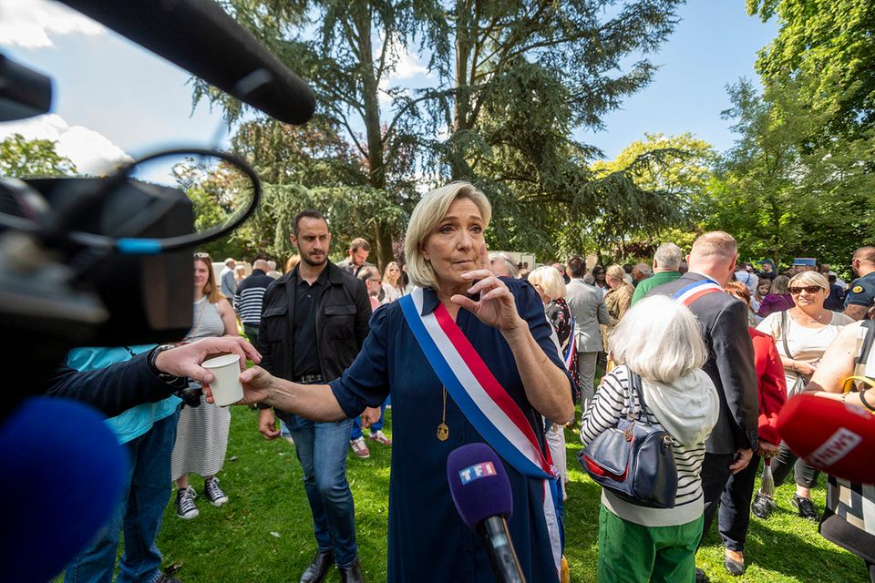 Bei den Neuwahlen im Juli 2024 sah Marine Le Pen endgültig ihre Zeit gekommen, Meloni als Aushängeschild der neuen Rechten in Europa abzulösen. Es kam anders. Die erwartete beziehungsweise von vielen befürchtete absolute Mehrheit blieb im ersten Wahlgang mit rund 33 Prozent aus. Dennoch wurde Le Pens Rassemblement National (RN, „Nationale Sammelbewegung“) klarer Wahlsieger. Er legte um knapp 15 Prozentpunkte zu. Nach dem zweiten Wahlgang war Le Pens Partei allerdings im Parlament nur noch die Nummer drei. Stärkste Kraft wurde ein neues Bündnis aus Sozialisten, Grünen, Kommunisten und Linksradikalen. Doch die Regierungsbildung gestaltete sich schwierig. 
