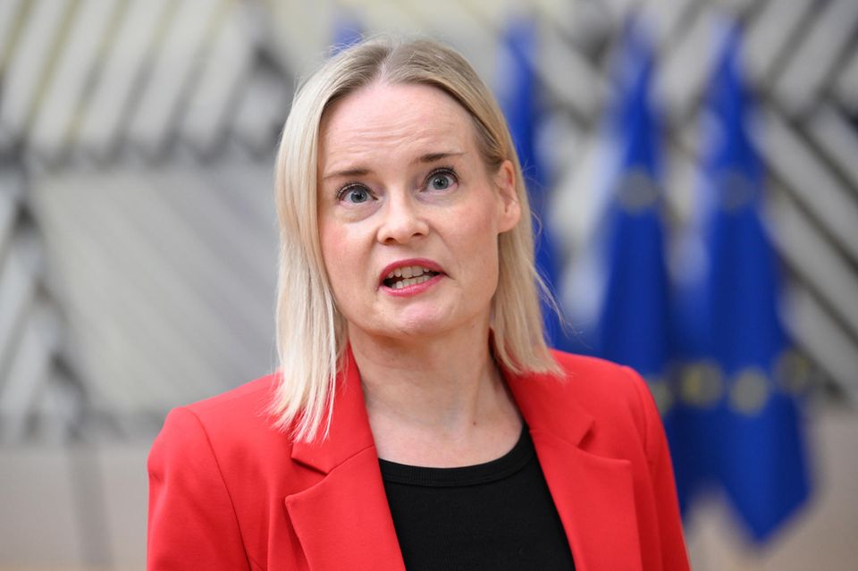 Der Rechtsruck im einst so liberalen Skandinavien gilt auch in Deutschland als Warnsignal. Das gilt auch für Finnland. Bei der Parlamentswahl im April 2023 wurde die rechtspopulistische Partei „Die Finnen“ (Perussuomalaiset, kurz: PS) zweitstärkste Kraft. Sie erzielte mit rund 20 Prozent ihr bislang bestes Ergebnis. Wahlsiegerin wurde die konservative Nationale Sammlungspartei. Den Sozialdemokraten der damaligen Ministerpräsidentin Sanna Marin blieb nur der dritte Platz. Die Parteivorsitzende der „Finnen“, Riikka Purra, wurde Finanzministerin.