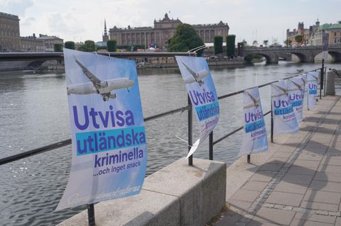 „Kriminelle Ausländer ohne Gerede ausweisen“ steht auf schwedisch auf einem Plakat von der Partei Schwedendemokraten