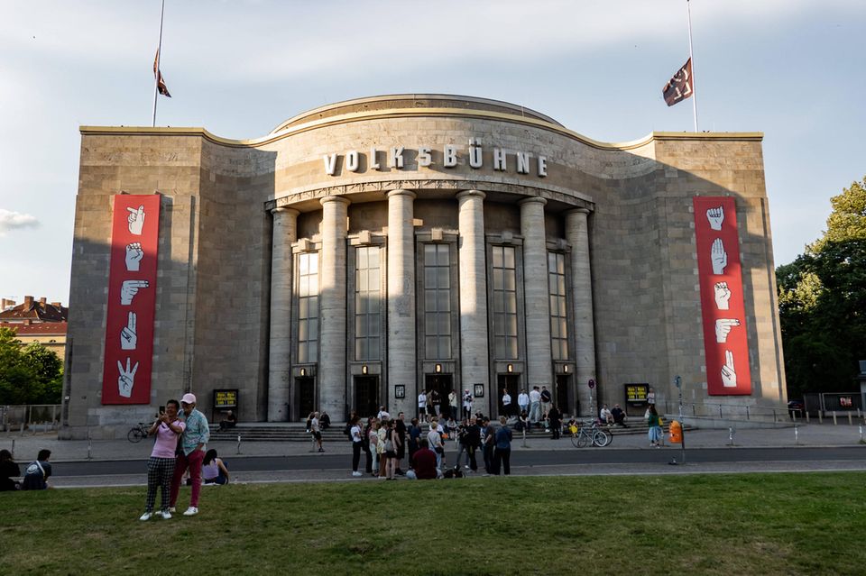 Auch aus Theatern und Kleinkunstbühnen verschwinden immer mehr Zuschauer, weil sie sich den Besuch nicht leisten können beziehungsweise das Geld für dringendere Ausgaben benötigen. Dieser Kulturbereich lag mit 38 Prozent auf Platz acht der Inflations-Sparliste, 