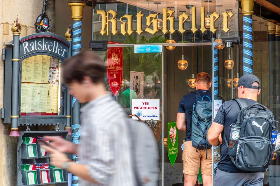 „Unter dem Sparzwang der Verbraucher leidet nach wie vor die Gastronomie am meisten“, hieß es im „Idealo Sparreport“. 53 Prozent der Befragten sagten demnach, weniger Geld in Restaurants oder Bars auszugeben. 