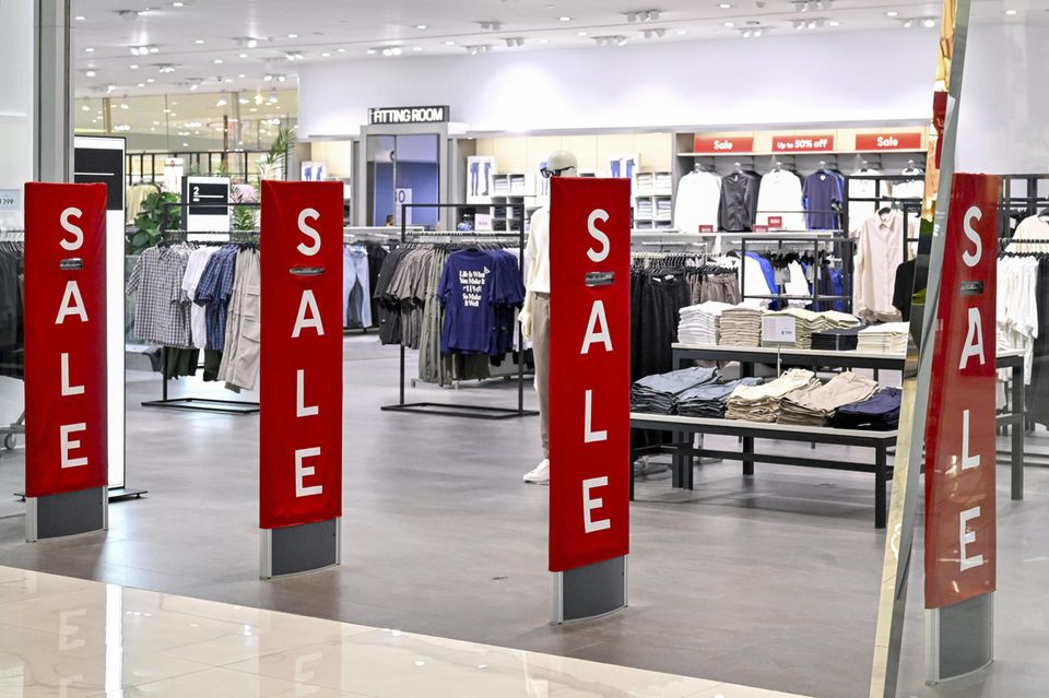 Angesichts der Preise bei H&M oder Zara reibt sich so manche Kundin seit einiger Zeit verwundert die Augen. 80 Euro für Jeans oder Sandalen sind bei den Fast-Fashion-Ketten längst keine Seltenheit mehr. Andererseits senkt H&M im Schlussverkauf die Preise derart massiv – teils um mehr als 80 Prozent – wie es früher undenkbar war. Das verstärkt den Eindruck: Hier werden Preise künstlich in die Höhe getrieben. Dies, aber vielleicht auch ein stärkeres Bewusstsein für Nachhaltigkeit, lassen neben dem allgemeinen Spardruck vor allem bei Kleidung den Konsum zurückgehen. 52 Prozent der Verbraucher in Deutschland haben laut Idealo ihre Ausgaben für Bekleidung und Accessoires reduziert. 