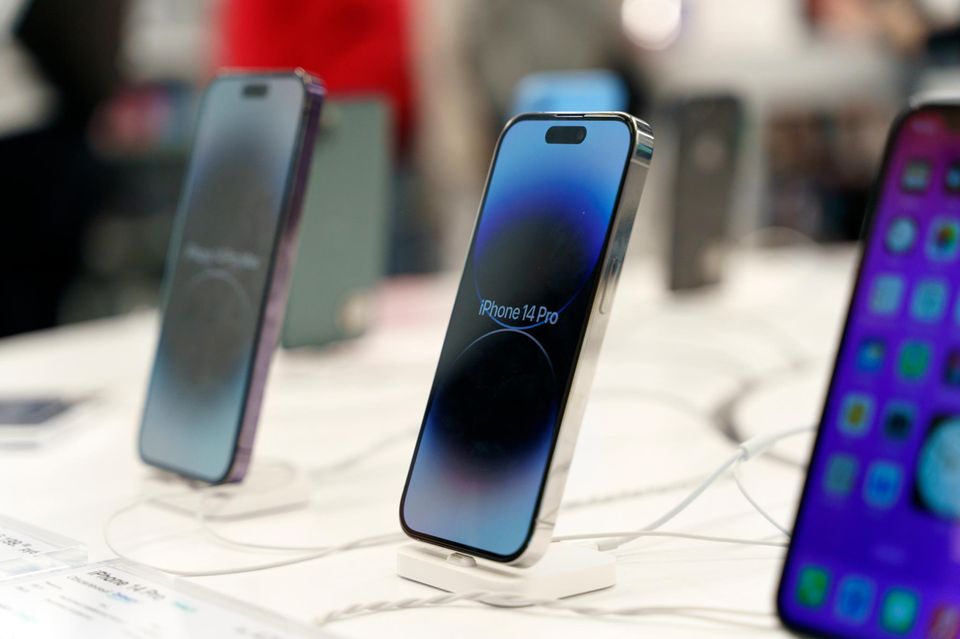 Es muss nicht immer das neuste Modell sein: Viele Konsumenten sparen sich das Geld für ein neues Smartphone