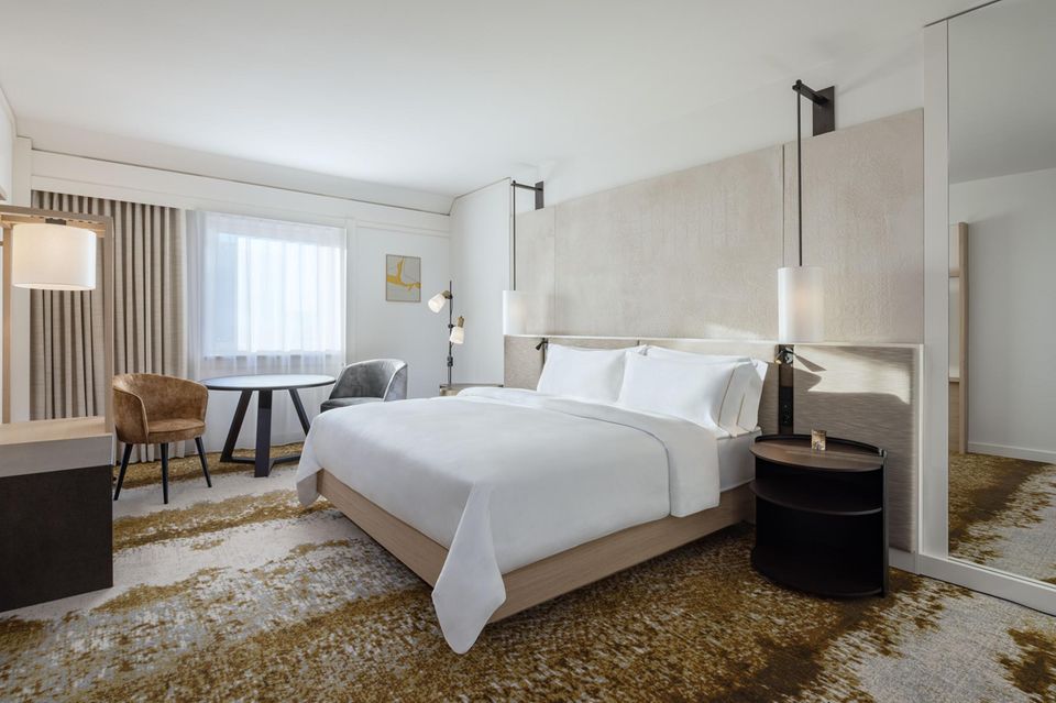 Eines der 267 geräumigen Deluxe-Zimmer mit Kingsize-Bett der (Eigen-)Marke „Heavenly“