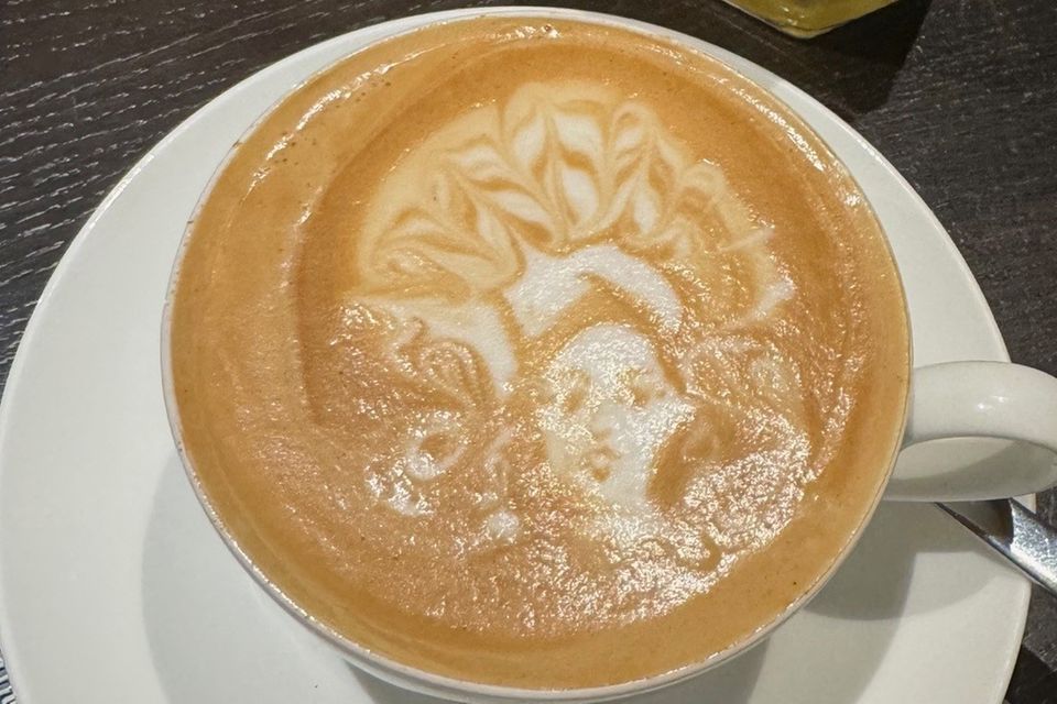 Wenn der Barista studierter Künstler ist, fällt die latte art gleich mal um Klassen kreativer aus