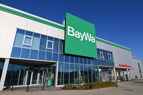 Aus Bayern nicht wegzudenken: Baywa-Firmenemblem an einem Garten- und Baumarkt