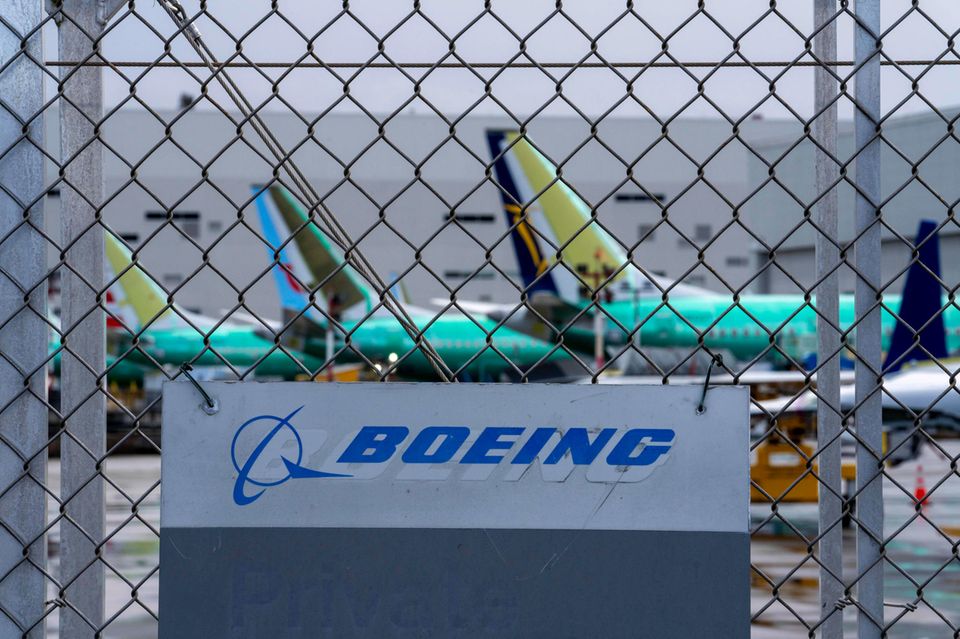 Boeing-Flugzeuge stehen hinter einem Zaun in Renton