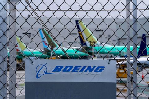 Boeing-Flugzeuge stehen hinter einem Zaun in Renton