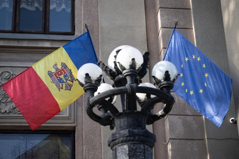 Moldau- und EU-Flagge
