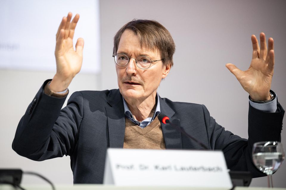 Bundesgesundheitsminister Lauterbach gestikuliert