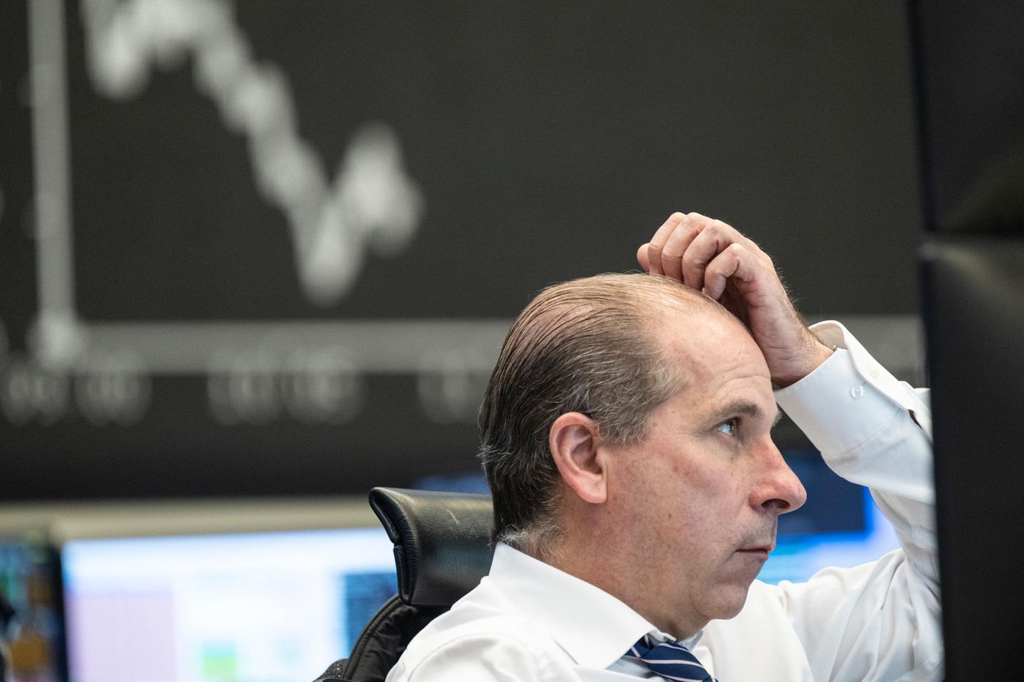 Ein Aktienhändler an der Börse beobachtet die Kursentwicklung auf seinem Monitor