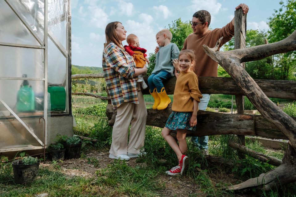 Junge Familie in ihrem Garten