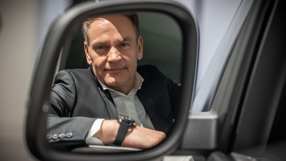 Oliver Blume sitzt in einem VW ID.Buzz Oliver Blume sitzt in einem VW ID.Buzz