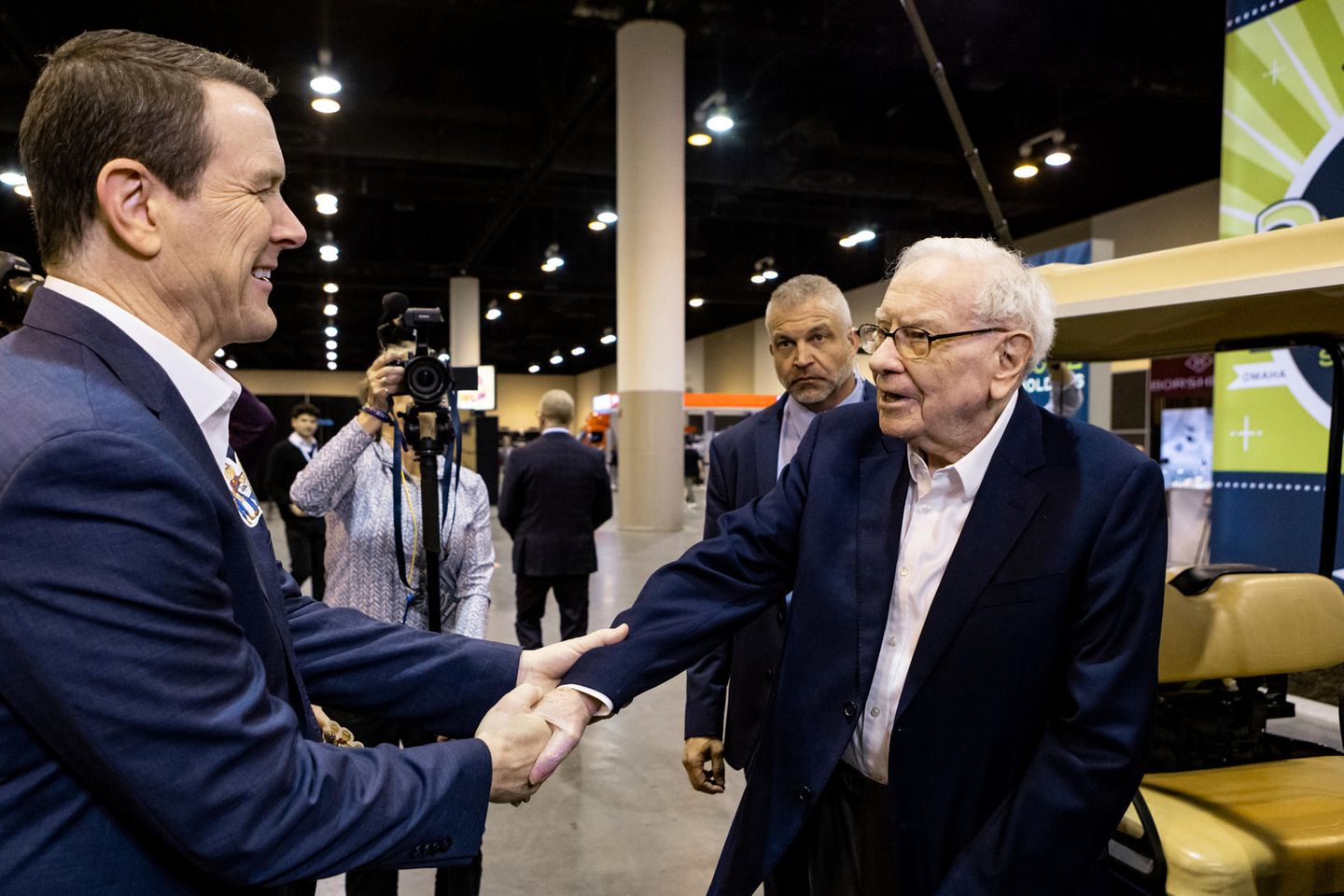 Warren Buffett begrüßt den Chef von Candie's