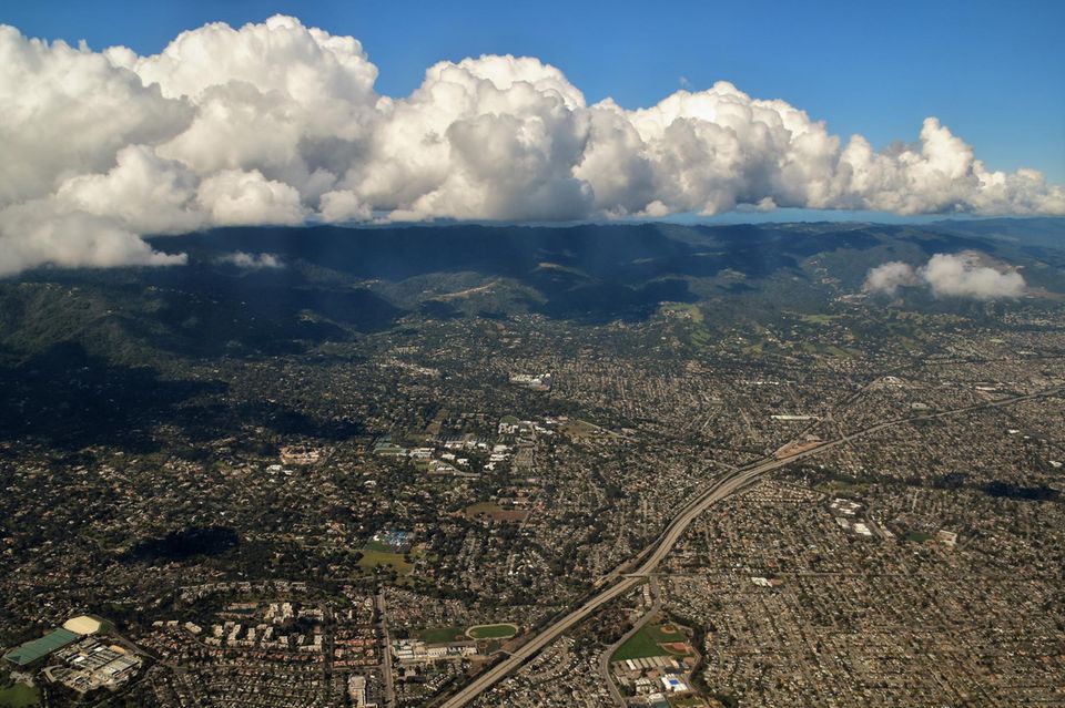 Platz zehn belegt das Silicon Valley. Im allgemein zugänglichen Bericht war der genaue Stromverbrauch nicht aufgeführt. „Visual Capitalist“ bezifferte ihn auf 617 Megawatt (MW). Zur Einordnung: Ein mittelgroßes Atomkraftwerk kommt auf eine Nennleistung von rund 1400 Megawatt. 