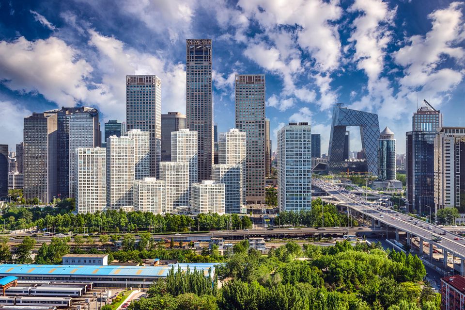 China hat früh auf Digitalisierung gesetzt, um zur dominierenden Wirtschaftsmacht der Welt zu werden. Peking hat sich dabei laut der Analyse zum zweitgrößten Standort von Rechenzentren weltweit entwickelt. Deren Leistung summierte sich den Angaben zufolge zuletzt auf 1799 MW. Das war mehr als das Doppelte von Singapur auf Platz vier. 