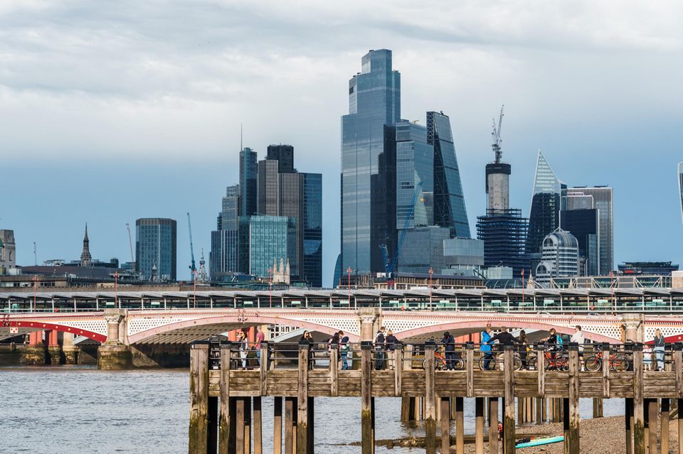London ist der Digitalhub Europas. Die Rechenzentren in der britischen Hauptstadt verfügten laut der Analyse über eine Gesamtleistung von 1053 MW. Sie lag damit weit vor der europäischen Nummer zwei, Frankfurt am Main – und spielte dennoch nicht in einer Liga mit den beiden Spitzenreitern. 