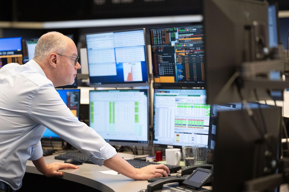 Ein Händler verfolgt auf dem Parkett der Frankfurter Börse die Kursentwicklung
