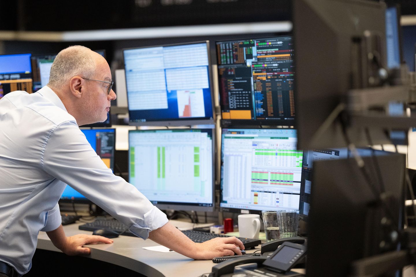 Ein Händler verfolgt auf dem Parkett der Frankfurter Börse die Kursentwicklung