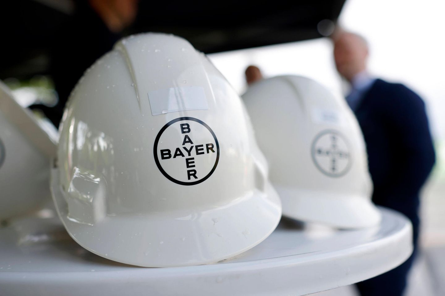 Baustellenhelme mit dem Bayer-Logo