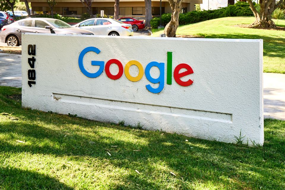Das Google-Logo auf einem Firmenschild an der Firmenzentrale in Kalifornien, USA
