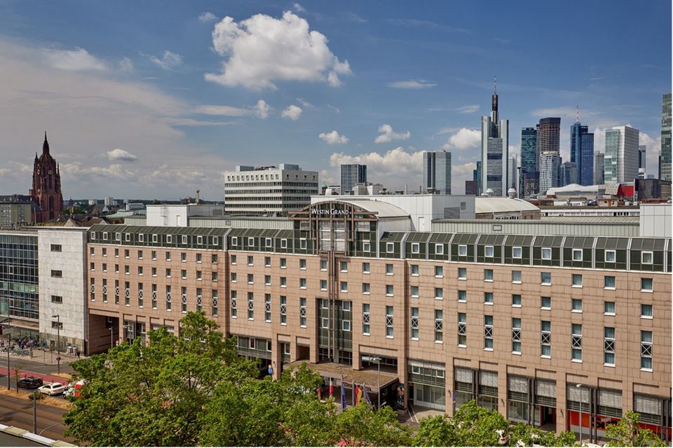Die schlichte Fassade des Westin Grand Frankfurt mit der berühmten Skyline von „Mainhattan“ im Hintergrund