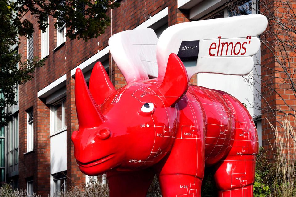 Geflügeltes Elmos-Nashorn vor dem Firmensitz des Halbleiterherstellers Elmos in Dortmund