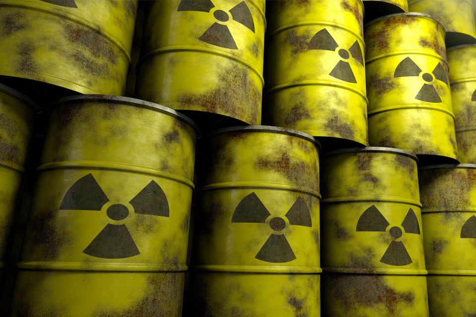 Gestapelte gelbe Atommüllfässer