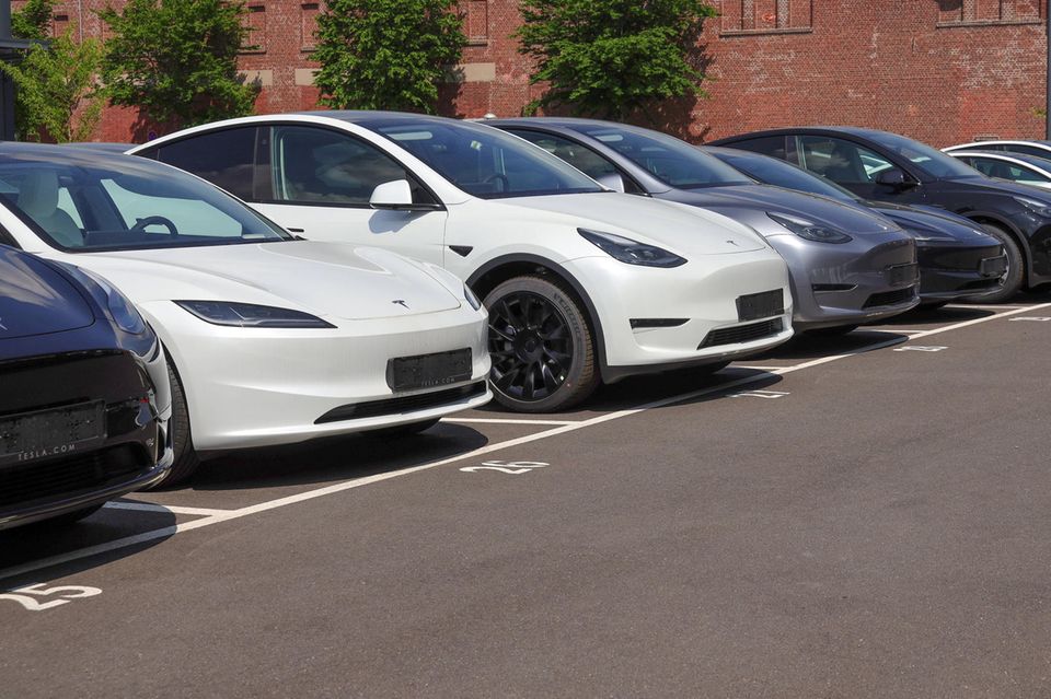 Teslas auf einem Parkplatz