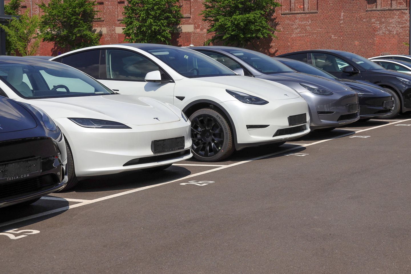 Teslas auf einem Parkplatz