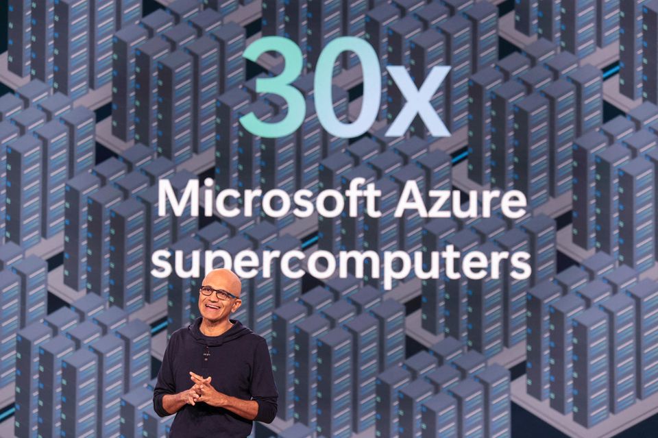Microsoft hat sich spätestens seit der Pandemie als einer der größten Player im Cloud Computing etabliert. Schmuckstück der mächtigen digitalen Infrastruktur ist das System „Eagle“ in der Microsoft Azure Cloud. Es verteidigte mit 561 Pflops den dritten Platz im Ranking der schnellsten Supercomputer der Welt, auf dem es ein halbes Jahr zuvor debütiert hatte. Das Microsoft-NDv5-System basiert den Angaben zufolge auf dem Prozessor Xeon Platinum 8480C. Ausschlaggebend für die Platzierung in The Top500 ist der sogenannte Rmax-Wert. Er gibt die mit einer Benchmarking-Software gemessene Rechenleistung wider.