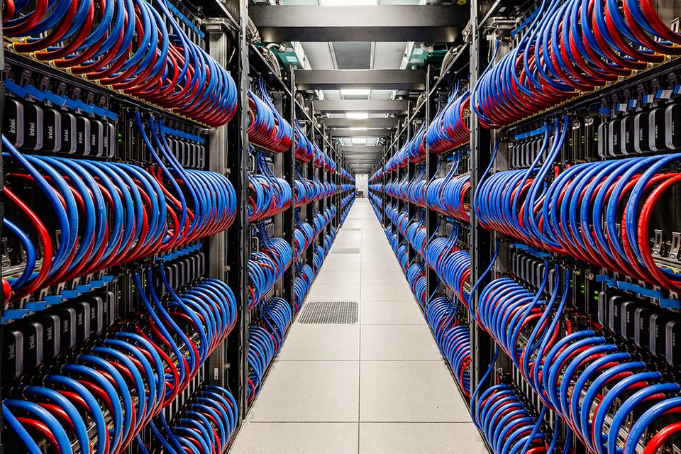 Keine Veränderung gab es laut den Experten auch auf Platz zwei der schnellsten Supercomputer der Welt. Dieser Rang ging an das Aurora-System der Argonne Leadership Computing Facility im US-Bundesstaat Illinois – dabei ist die Anlage den Angaben zufolge noch gar nicht fertiggestellt. Die vorläufige Rechenleistung steigerte sich demnach binnen eines halben Jahres von 585,34 Pflops auf 1,012 Exaflops (Eflops). Aurora ist laut The Top500 der zweite Supercomputer der Geschichte, der die Marke von einer Trillion Rechenoperationen pro Sekunde erreicht hat. 