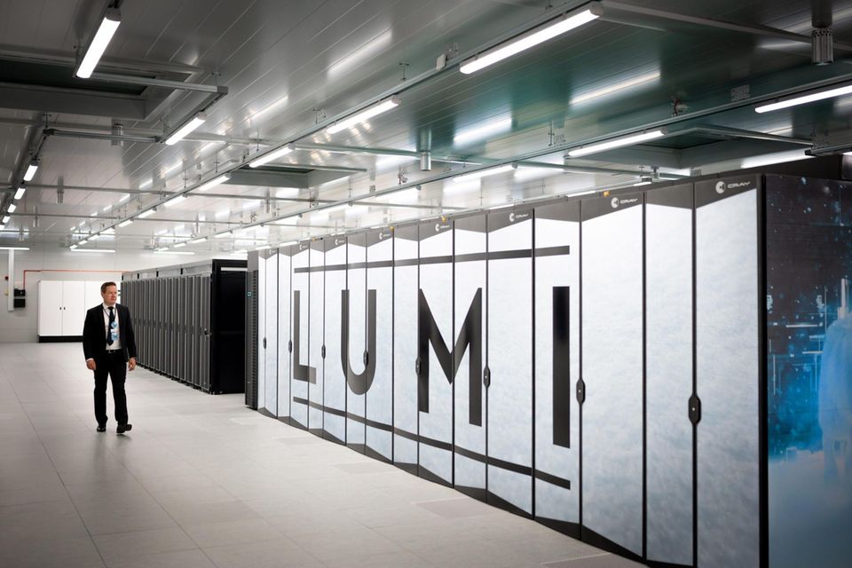 Europa will bei den Supercomputern nicht abgehängt werden. Um das sicherzustellen, wurden Forschungsprojekte der Mitgliedstaaten gebündelt und mit privaten Partnern kombiniert. Das Gemeinsame Unternehmen für europäisches Hochleistungsrechnen (European High Performance Computing Joint Undertaking, EuroHPC) nahm 2018 die Arbeit auf. Es unterhält mittlerweile drei der zehn größten Supercomputer der Welt, wie das im Juni 2024 veröffentlichte Ranking The Top500 ergab. Spitzenreiter vor Rechnern in Spanien (Platz acht) und Italien (Platz sieben) wurde auf dem fünften Rang mit 380 Pflops erneut die EuroHPC-Anlage „Lumi“ im finnischen Kajaani. Bis 2033 sind bei dem paneuropäischen Projekt Milliardeninvestitionen geplant. 