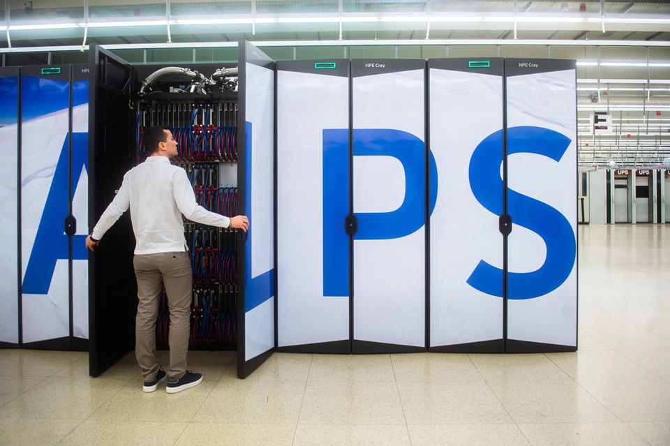 So volatil die digitale Revolution gerade sein mag – bei den größten Supercomputern der Welt herrscht Kontinuität. Nur ein Neuzugang schaffte es zuletzt in die Top 10 des Rankings The Top500 und stärkte die Position Europas in dieser Zukunftsbranche. Das Swiss National Supercomputing Centre (CSCS), das nationale Hochleistungsrechenzentrum der Schweiz, kam mit einem Ergebnis von 270 Petaflops (Pflops = Billiarden Gleitkomma-Rechenoperationen pro Sekunde) auf Platz sechs der 500 schnellsten Rechner weltweit. Zum Vergleich: Der Urrechner Zuse Z3 aus dem Jahre 1941 schaffte knapp zwei Additionen pro Sekunde und damit zwei Flops. Europa war in den Top 10 mit vier Supercomputern vertreten. Drei davon gehören zu einer Initiative der Europäischen Union (EU) – so auch der Rechner auf dem nächsten Platz. 