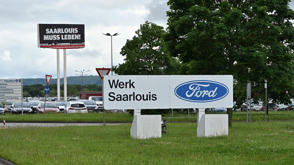 Protestplakat gegen die Schließung des Ford-Werks in Saarlouis
