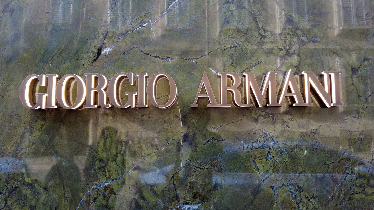 Armani-Store in Mailand: der Luxus-Konzern soll über mehrere Subunternehmen unter schlechten Arbeitsbedingungen in Italien produzieren