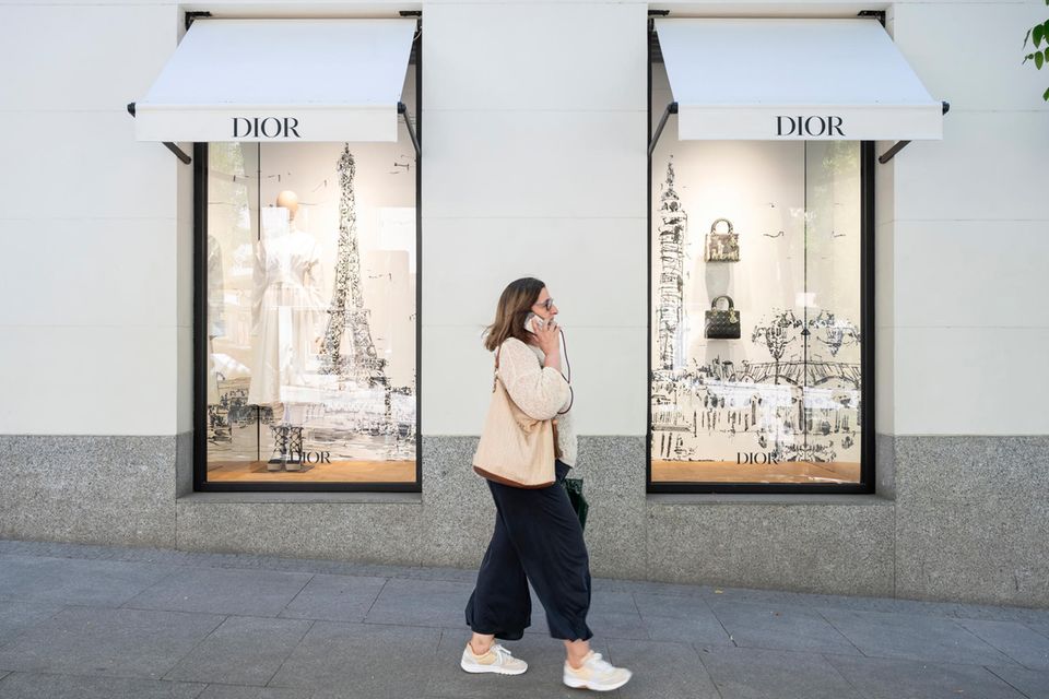 Eine Frau vor einem Geschäft von Dior