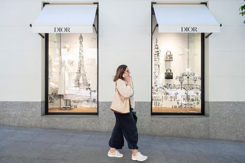 Eine Frau vor einem Geschäft von Dior