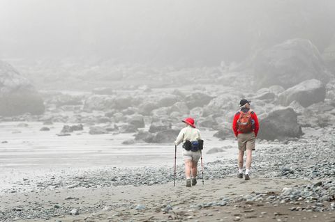 Älteres Paar wandert entlang des Mystic Beach in Kanada