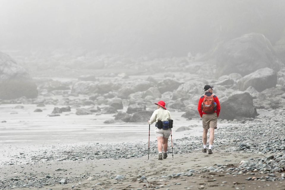 Älteres Paar wandert entlang des Mystic Beach in Kanada