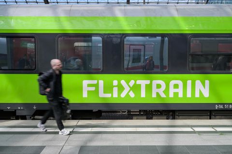 Ein Zug von Flixtrain am Bahnhof in Berlin