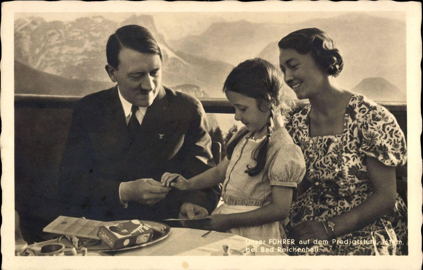 Bahlsen-Werbung: Adolf Hitler spricht mit einer Mutter mit Tochter