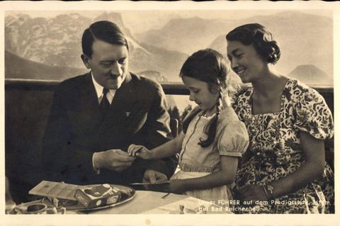 Bahlsen-Werbung: Adolf Hitler spricht mit einer Mutter mit Tochter