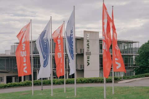 Flaggen von Viessmann und Carrier vor dem Firmensitz in Allendorf