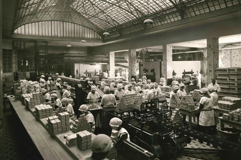 Keks-Produktion in der Leibniz-Bäckerei von Bahlsen um 1929