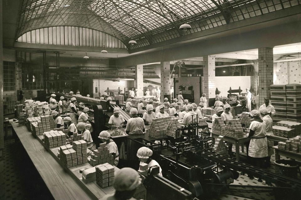 Keks-Produktion in der Leibniz-Bäckerei von Bahlsen um 1929