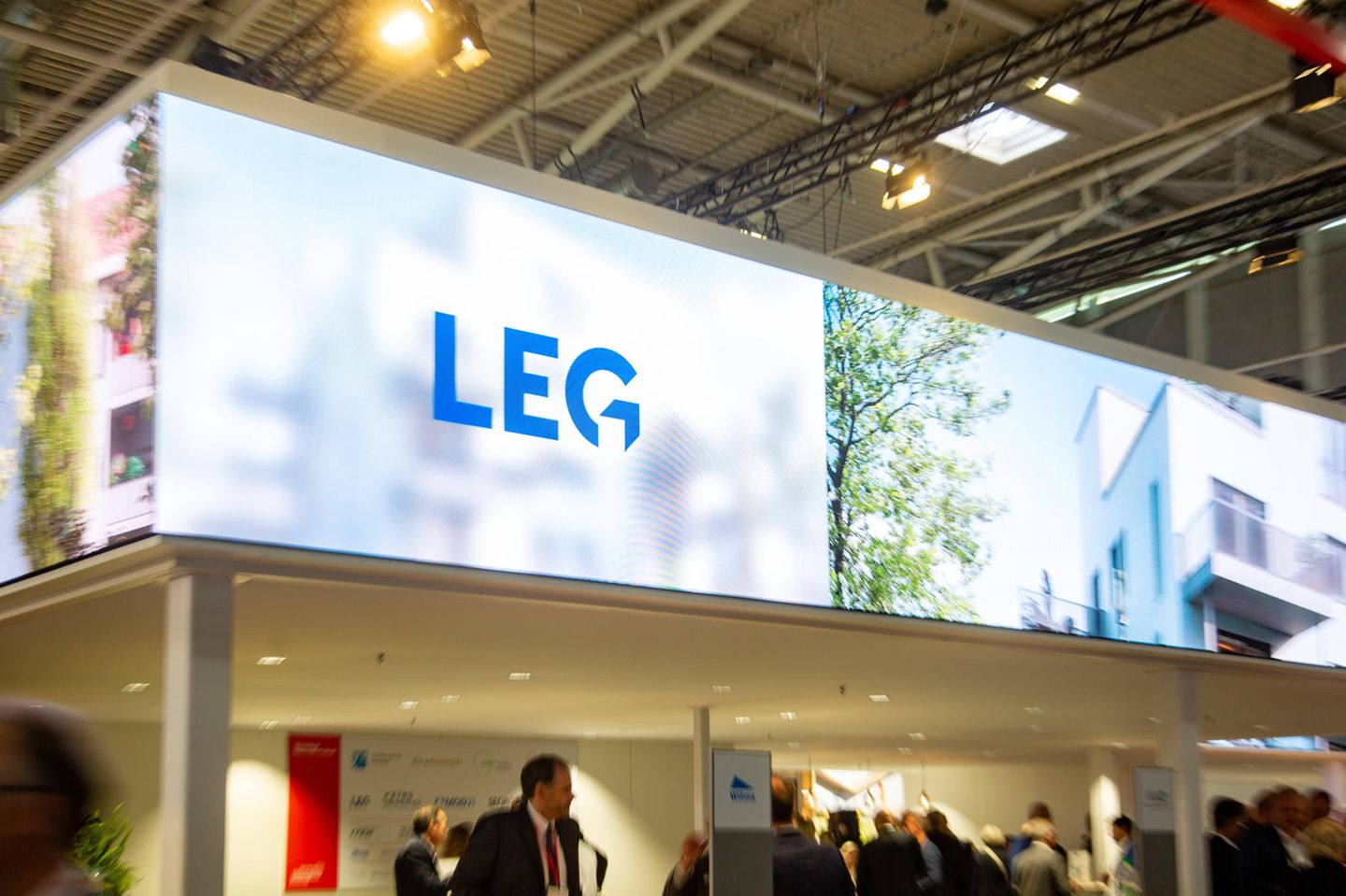 Messestand von LEG Immobilien: der Konzern musste zuletzt weniger Wertabschreibungen auf seine Immobilien vornehmen. Das heißt: der Markt dreht sich langsam wieder, die Preise stabilisieren sich