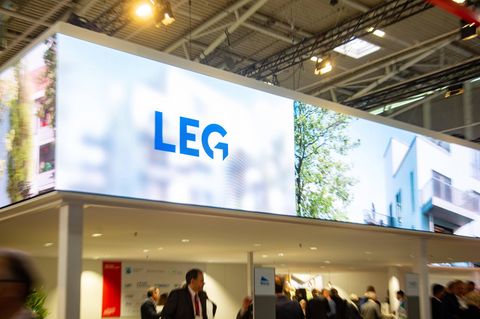 Messestand von LEG Immobilien: der Konzern musste zuletzt weniger Wertabschreibungen auf seine Immobilien vornehmen. Das heißt: der Markt dreht sich langsam wieder, die Preise stabilisieren sich
